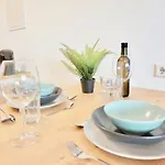 Neu Modernes In Lage, Free Parking Max 1,65m Höhe Und 1,8m Breite Apartment *
