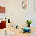 Apartment Neu Modernes In Lage, Free Parking Max 1,65m Höhe Und 1,8m Breite
