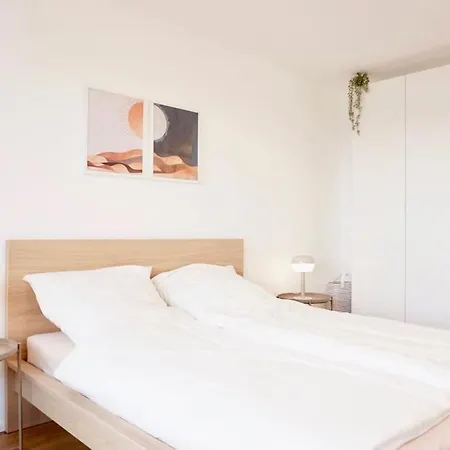 Modernes In Lage, Free Parking Max 1,65m Hoehe Und 1,8m Breite *