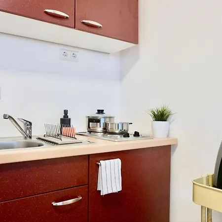Modernes In Lage, Free Parking Max 1,65m Hoehe Und 1,8m Breite *