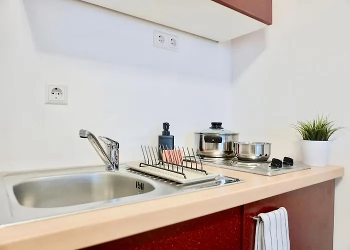 Neu Modernes In Lage, Free Parking Max 1,65m Hoehe Und 1,8m Breite *